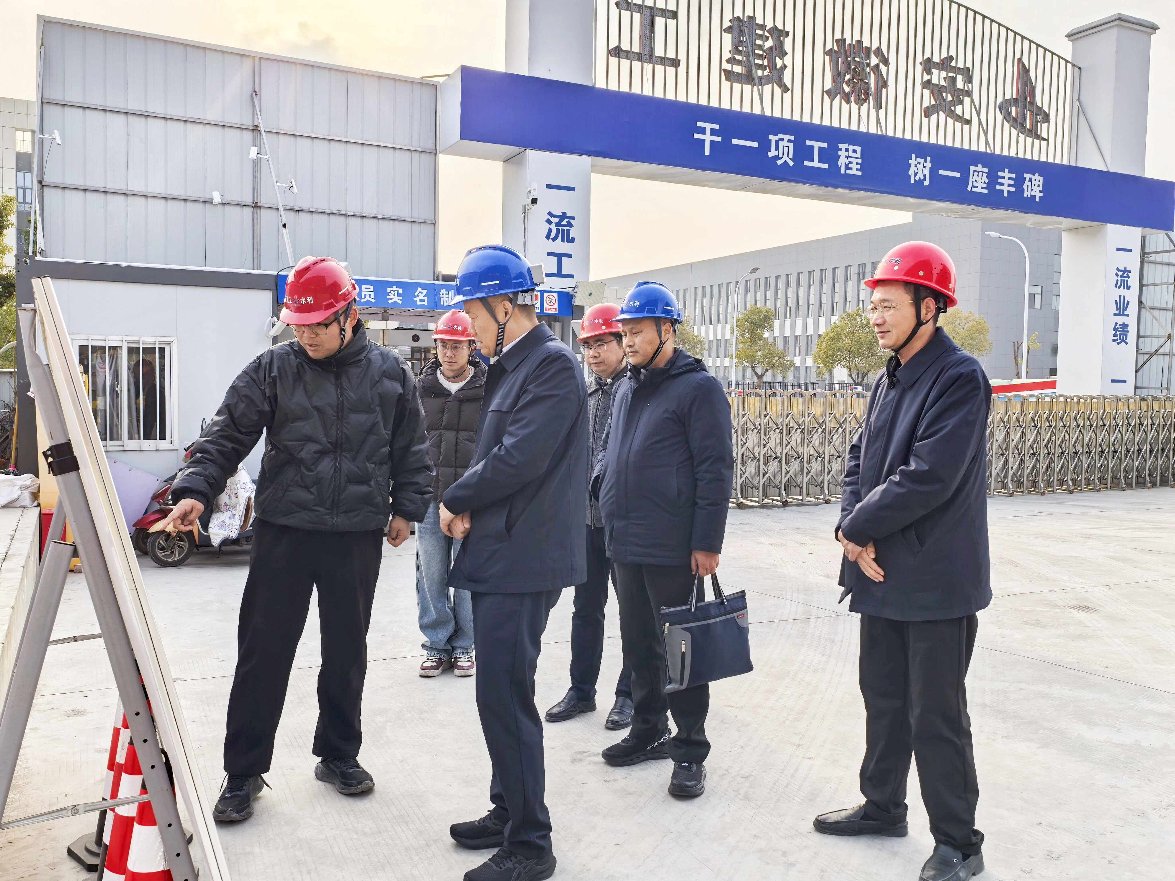 1767488172431909.jpg 張總?cè)ト卷?xiàng)目節(jié)前督導(dǎo).jpg